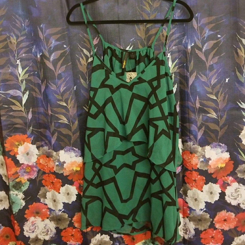 APOLLO GREEN AND BLACK TOP